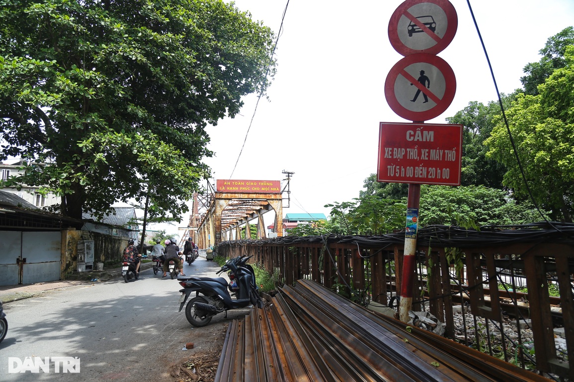 Hà Nội: Cấm người đi bộ trên cầu Long Biên vì các tấm đan xuống cấp? - 2 Hà Nội: Cấm người đi bộ trên cầu Long Biên vì các tấm đan xuống cấp? - 2