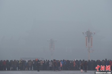 Trung Quốc: Hàng trăm chuyến bay bị hủy vì khói bụi dày đặc