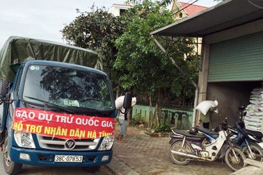 Bắt giữ xe tải treo băng rôn "gạo hỗ trợ nhân dân" khi đi bán hàng