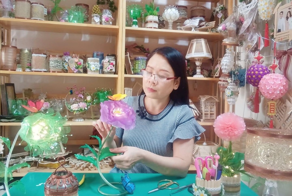 Người phụ nữ phù phép cho rác thải nhựa thành những tác phẩm đẹp mắt - 1 Người phụ nữ phù phép cho rác thải nhựa thành những tác phẩm đẹp mắt - 1