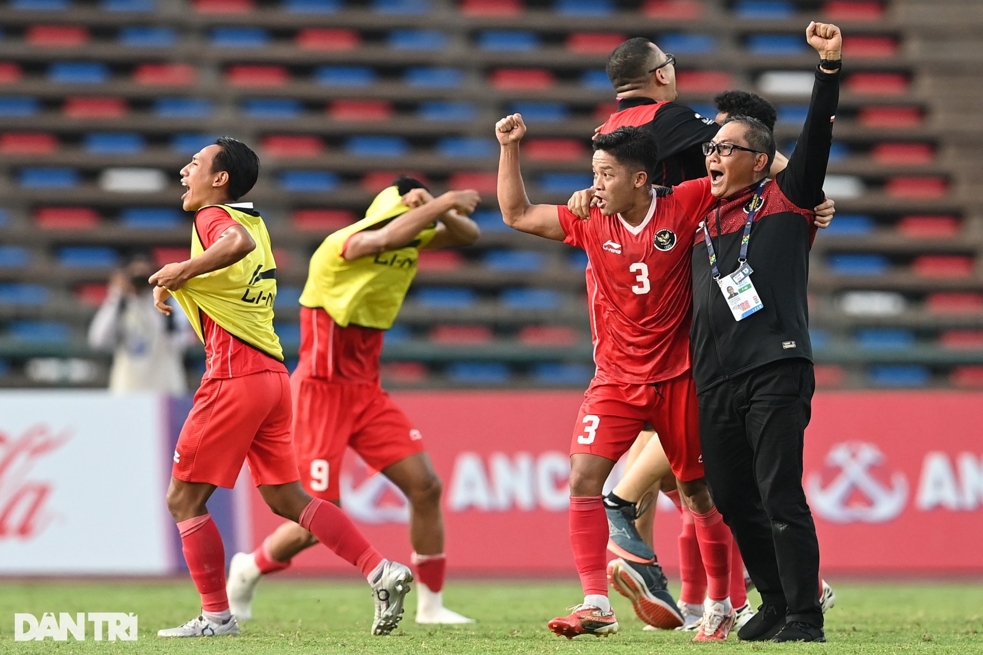 Tuyển thủ U22 Việt Nam bật khóc, thất vọng sau trận thua Indonesia - 3 Tuyển thủ U22 Việt Nam bật khóc, thất vọng sau trận thua Indonesia - 3