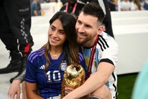 Lịm tim trước khoảnh khắc ngọt ngào của Messi bên vợ con sau trận chung kết
