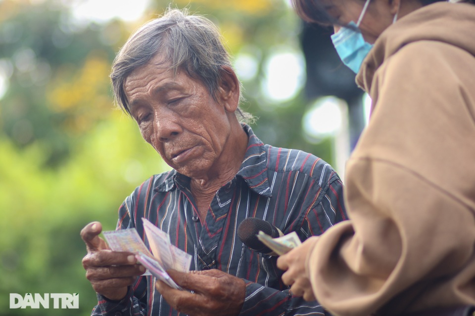 Ông lão 68 tuổi hát rong, bán vé số mưu sinh ở Sài Gòn - 9 Ông lão 68 tuổi hát rong, bán vé số mưu sinh ở Sài Gòn - 9