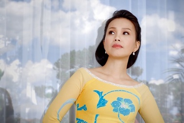 Vợ chồng ca sĩ Cẩm Ly âm thầm chuẩn bị quà tặng khán giả