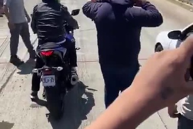 Xe motor đua tốc độ với ô tô và cái kết bất ngờ