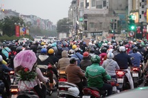 Người dân Hà Nội xếp hàng dài chờ... đèn xanh