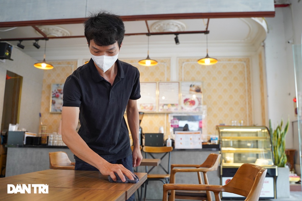 Hàng loạt quán cà phê mở cửa trở lại sau khi TP Hà Nội nới lỏng lệnh cấm - 3 Hàng loạt quán cà phê mở cửa trở lại sau khi TP Hà Nội nới lỏng lệnh cấm - 3