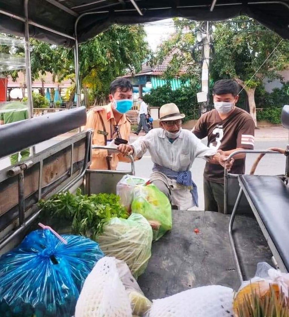 Công an An Giang dùng xe chở lương thực đưa cụ ông đãng trí về nhà - 1 Công an An Giang dùng xe chở lương thực đưa cụ ông đãng trí về nhà - 1