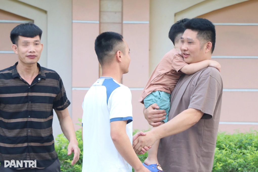 Nam phạm nhân được đặc xá: Trở về với gia đình là điều tuyệt vời nhất - 3 Nam phạm nhân được đặc xá: Trở về với gia đình là điều tuyệt vời nhất - 3