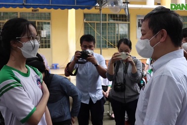 Ông Dương Anh Đức thị sát tiêm vaccine Covid-19 cho trẻ ở huyện Củ Chi