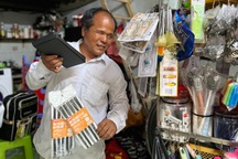 Vợ chồng mù quyết không dắt con đi bán hàng: "Chúng tôi cực là đủ rồi!"