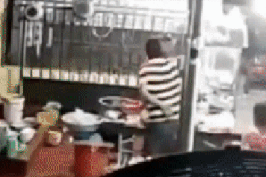 Người đàn ông đánh chủ quán mì Quảng dã man: "Mày biết tao là ai không?"