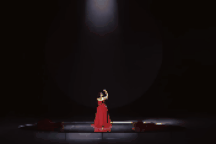 Vì sao Chi Pu bị rướm máu, xước ngực khi biểu diễn tại show Trung Quốc?