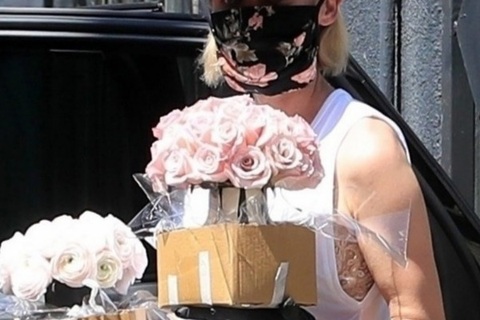 "Sao" cẩn thận đeo găng tay, khẩu trang khi ra phố