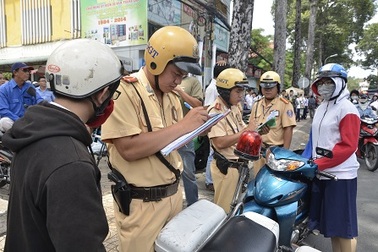 Người đi xe máy sẽ bị tước giấy phép lái xe nếu vi phạm các lỗi nào?