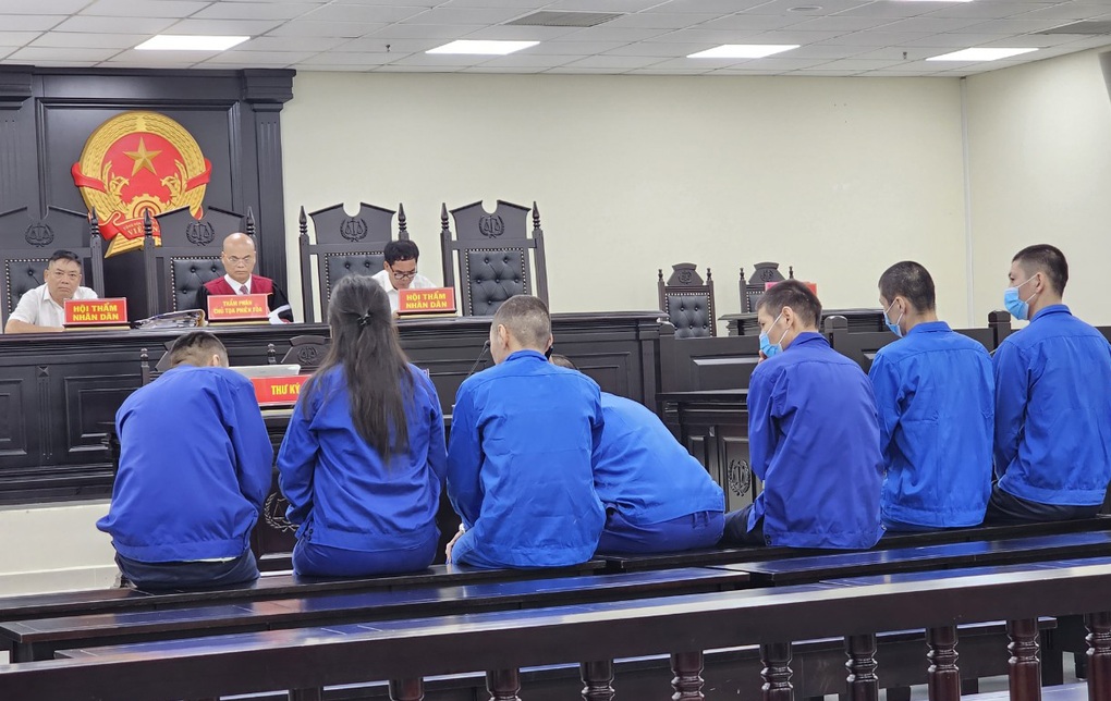 Ngày hầu tòa của nhóm người nước ngoài dàn cảnh trộm hơn 1 tỷ đồng - 1 Ngày hầu tòa của nhóm người nước ngoài dàn cảnh trộm hơn 1 tỷ đồng - 1