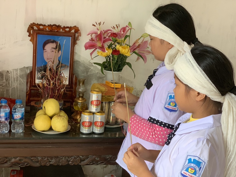 Cha đột ngột qua đời, hai con thơ khóc nghẹn trong đau đớn! - 8 Cha đột ngột qua đời, hai con thơ khóc nghẹn trong đau đớn! - 8