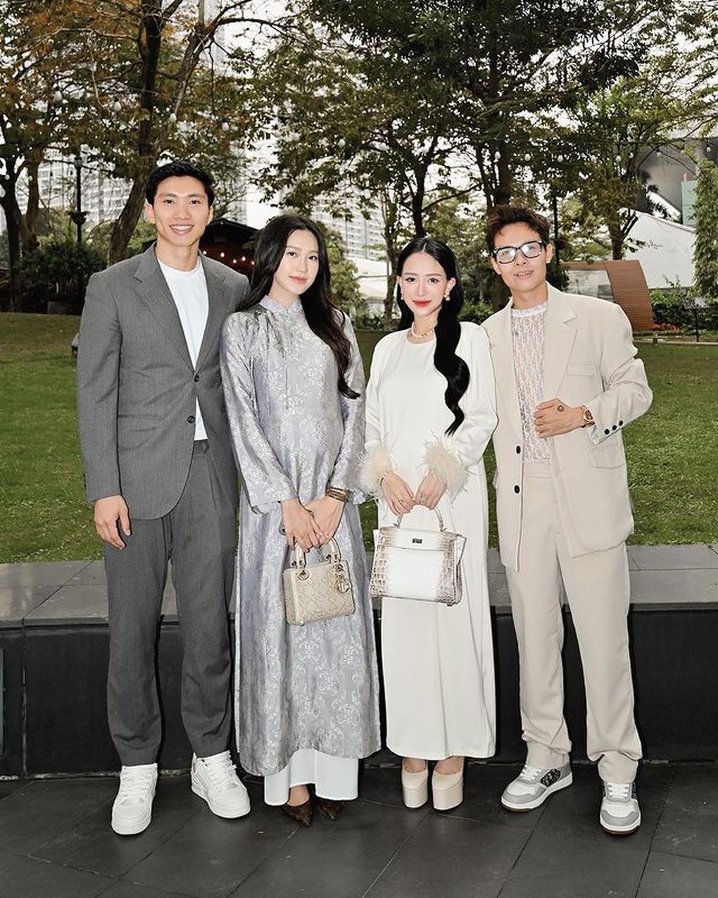 Con gái Minh Nhựa xách túi Hermès tiền tỷ, mang bầu vẫn đi giày cao gót - 4 Con gái Minh Nhựa xách túi Hermès tiền tỷ, mang bầu vẫn đi giày cao gót - 4