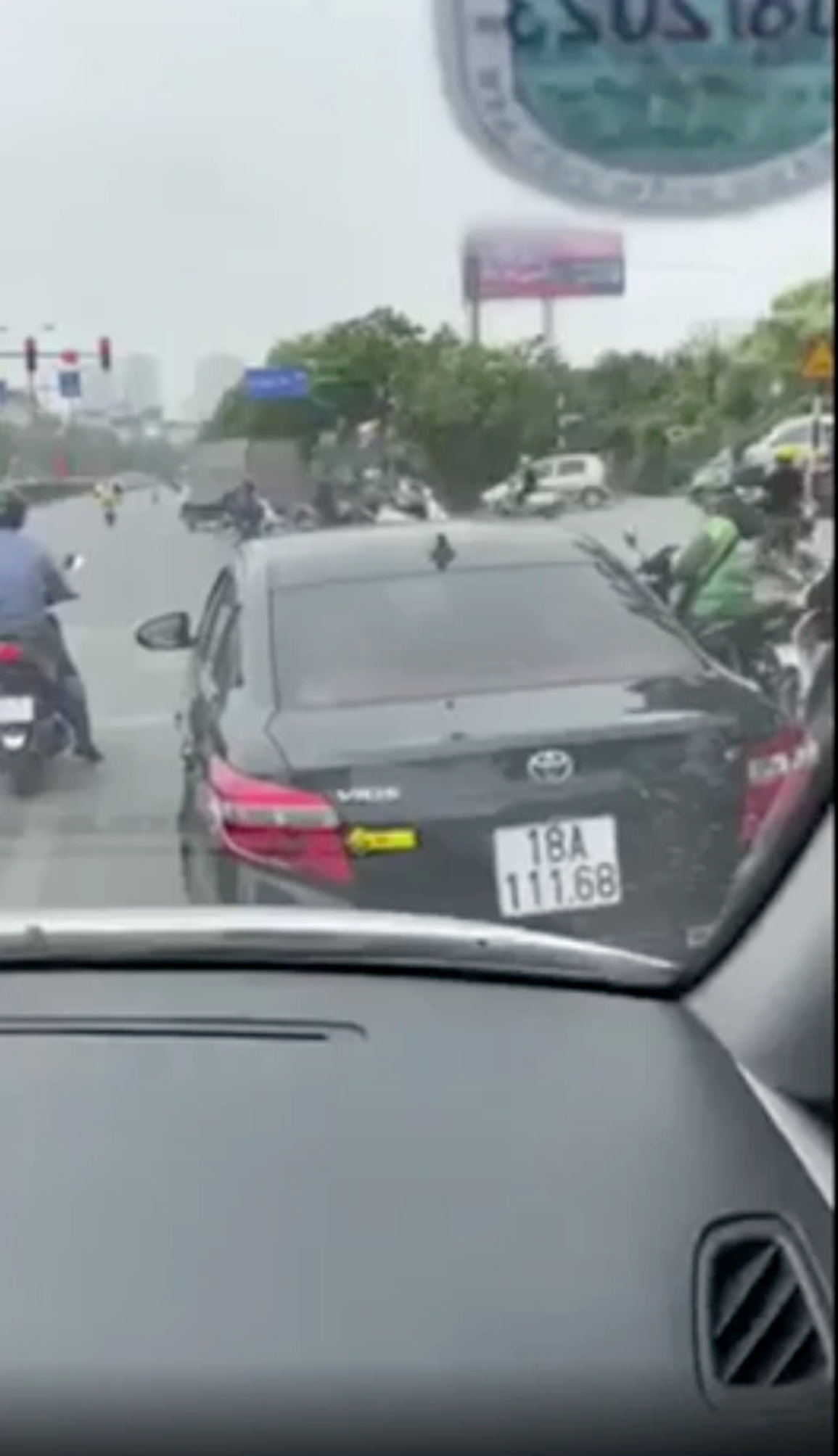 Những giải đáp nóng quanh việc vượt đèn đỏ để nhường đường xe ưu tiên - 1 Những giải đáp nóng quanh việc vượt đèn đỏ để nhường đường xe ưu tiên - 1