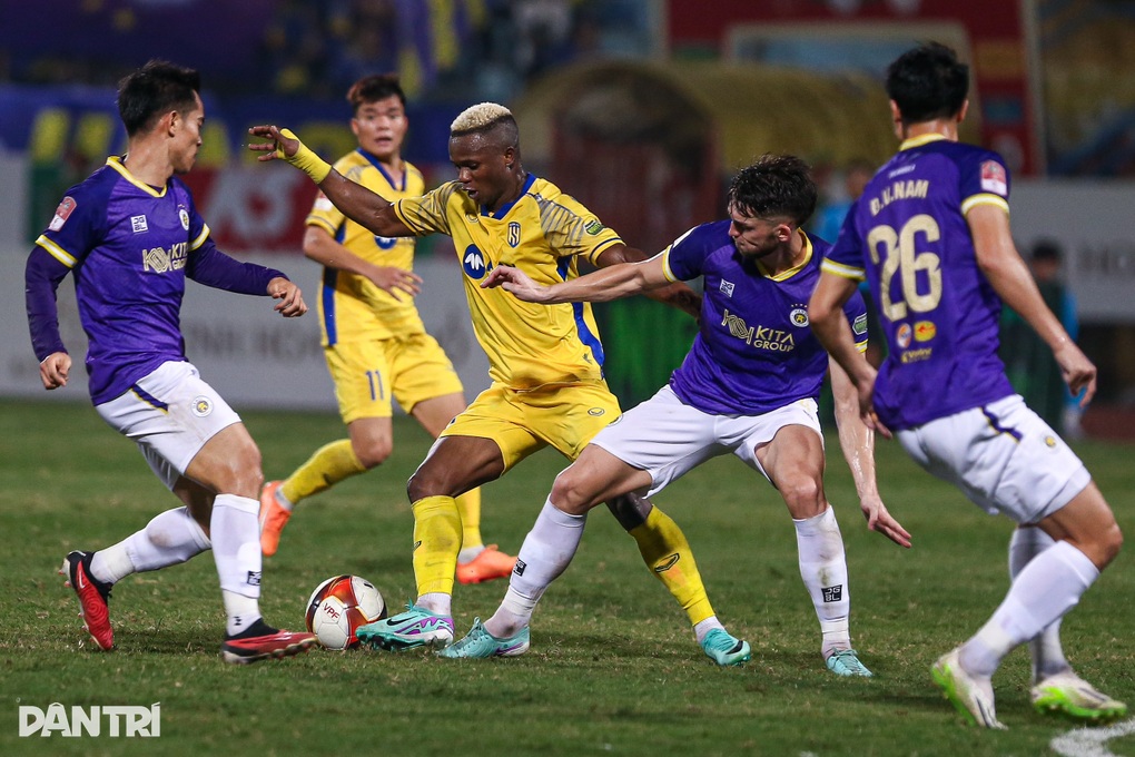 Tuấn Hải lập công, Hà Nội FC thắng trong ngày đặc biệt của Hùng Dũng - 7 Tuấn Hải lập công, Hà Nội FC thắng trong ngày đặc biệt của Hùng Dũng - 7