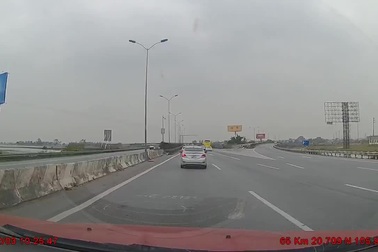 Ô tô bất ngờ phanh gấp và dừng lại giữa đường cao tốc gây tai nạn liên hoàn