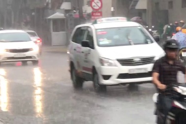 Mưa trái mùa từ chiều đến tối ở TPHCM