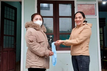 Người phụ nữ nhờ công an trả lại tiền, vàng nhặt được bên đường