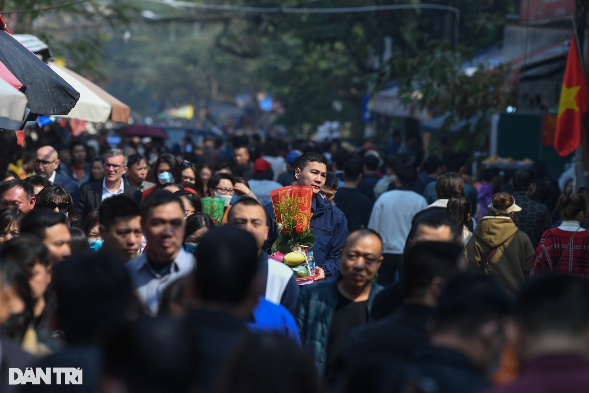 Phủ Tây Hồ đông kín người đi lễ giữa trưa ngày làm việc đầu tuần năm mới - 2 Phủ Tây Hồ đông kín người đi lễ giữa trưa ngày làm việc đầu tuần năm mới - 2