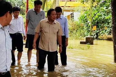 Bộ trưởng Trương Minh Tuấn lội vào vùng “rốn lũ” Thừa Thiên Huế