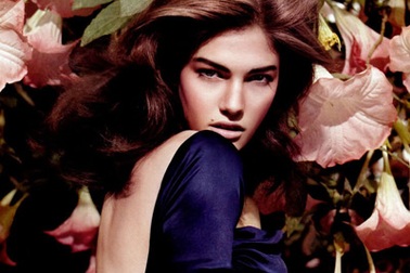 Kendra Spears khoe sắc bên hoa thắm