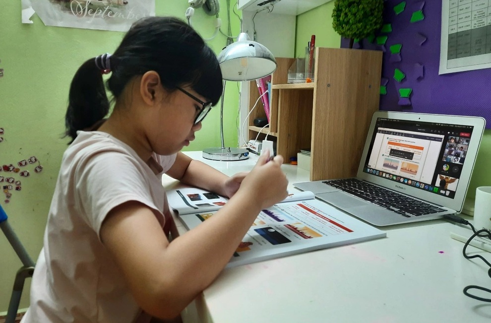 Phụ huynh nghèo lo lắng gì khi năm học online mới cận kề? - 1 Phụ huynh nghèo lo lắng gì khi năm học online mới cận kề? - 1