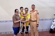 CSGT kịp thời hỗ trợ bé trai 5 tuổi đạp xe đi lạc về với gia đình