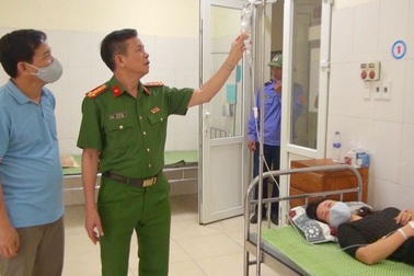 Nữ trung tá công an phải đi cấp cứu trong khi cấp căn cước công dân