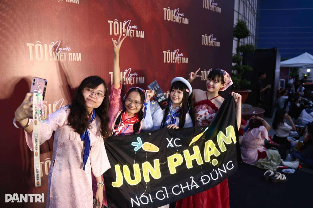 Tôi! Người Việt Nam: Khán giả xếp hàng, sẵn sàng bùng nổ cùng 25 anh tài - 6 Tôi! Người Việt Nam: Khán giả xếp hàng, sẵn sàng bùng nổ cùng 25 anh tài - 6