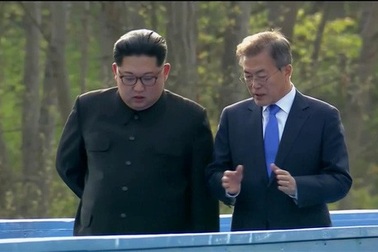 Khi ông Kim Jong-un trổ tài... quyến rũ