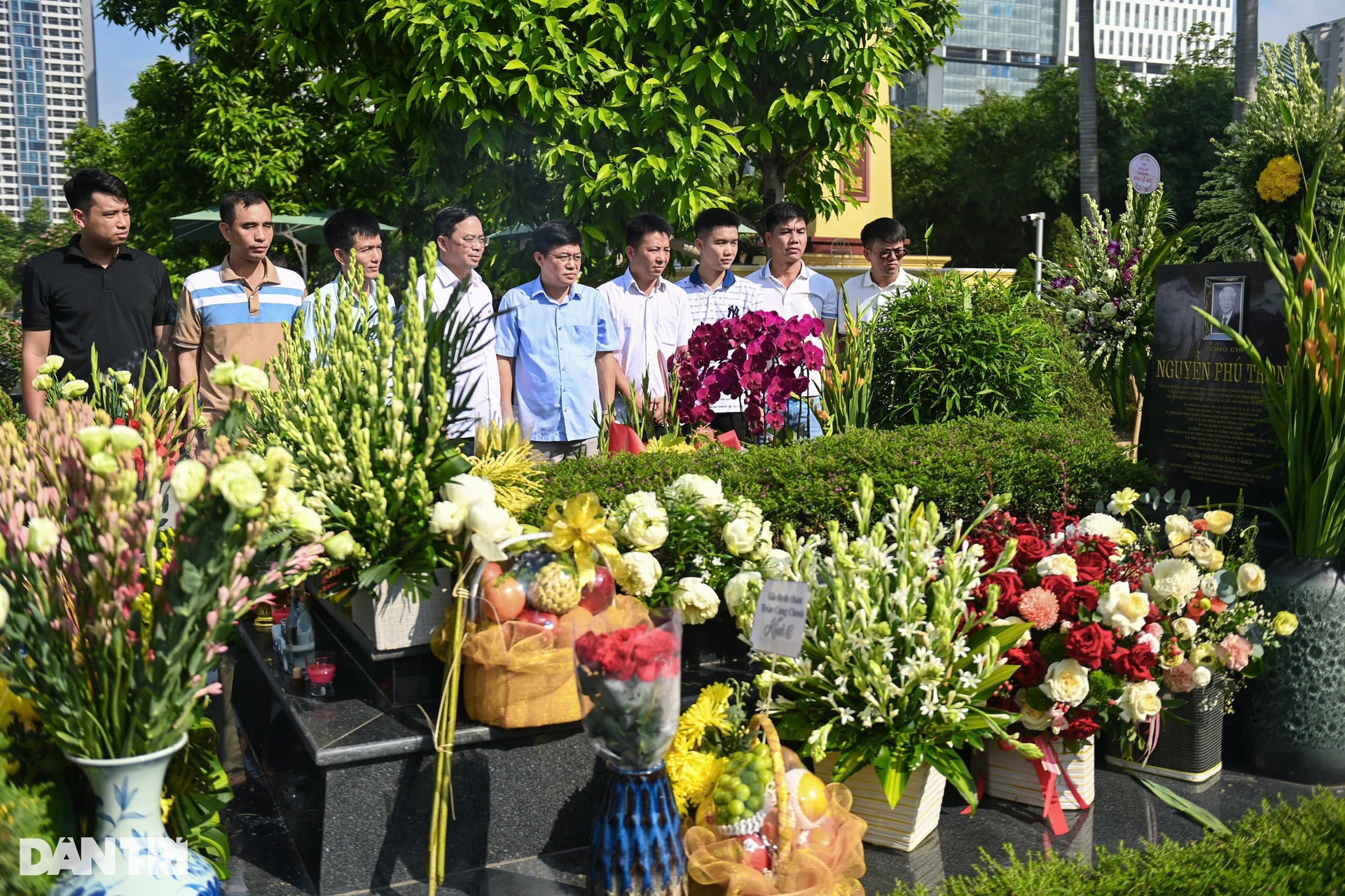 Đông đảo người dân tưởng nhớ 1 năm ngày mất cố Tổng Bí thư Nguyễn Phú Trọng - 10