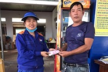 Nhân viên bán xăng trả lại 22 triệu cho vị khách đánh rơi
