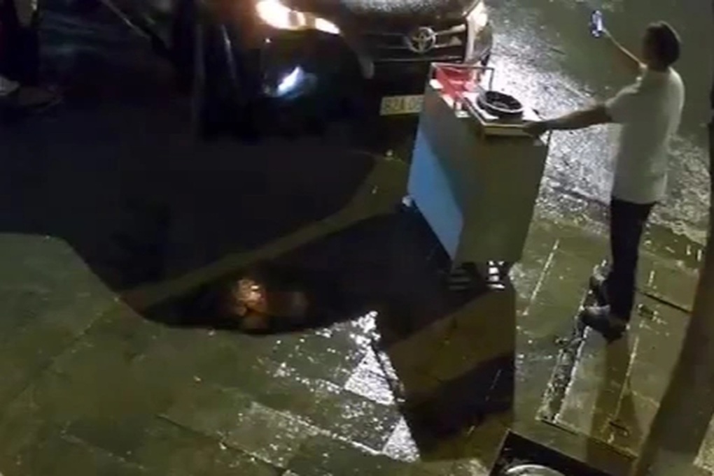 Xác minh vụ tài xế ô tô leo lên vỉa hè đòi tông người đẩy xe hàng rong - 1 Xác minh vụ tài xế ô tô leo lên vỉa hè đòi tông người đẩy xe hàng rong - 1
