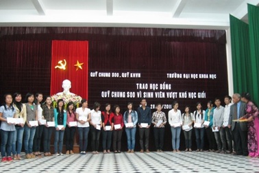 20 SV báo chí vượt khó học giỏi được nhận học bổng