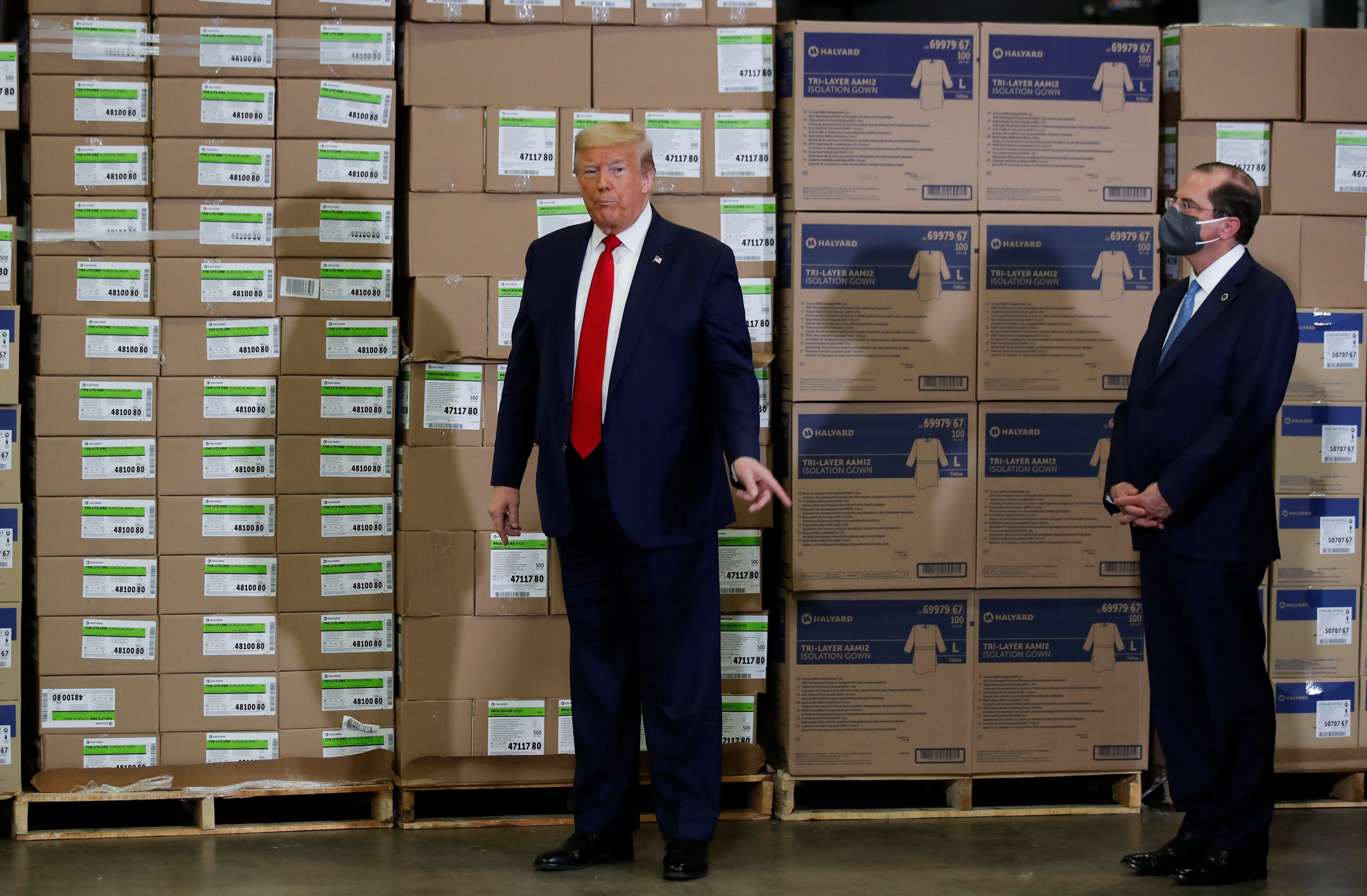 Ông Trump vẫn không đeo khẩu trang giữa nơi đông người - 9 Ông Trump vẫn không đeo khẩu trang giữa nơi đông người - 9