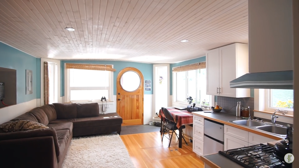 Bố đơn thân xây biệt thự nổi, trồng hoa tuyệt đẹp trên hồ sống cùng hai con - 5