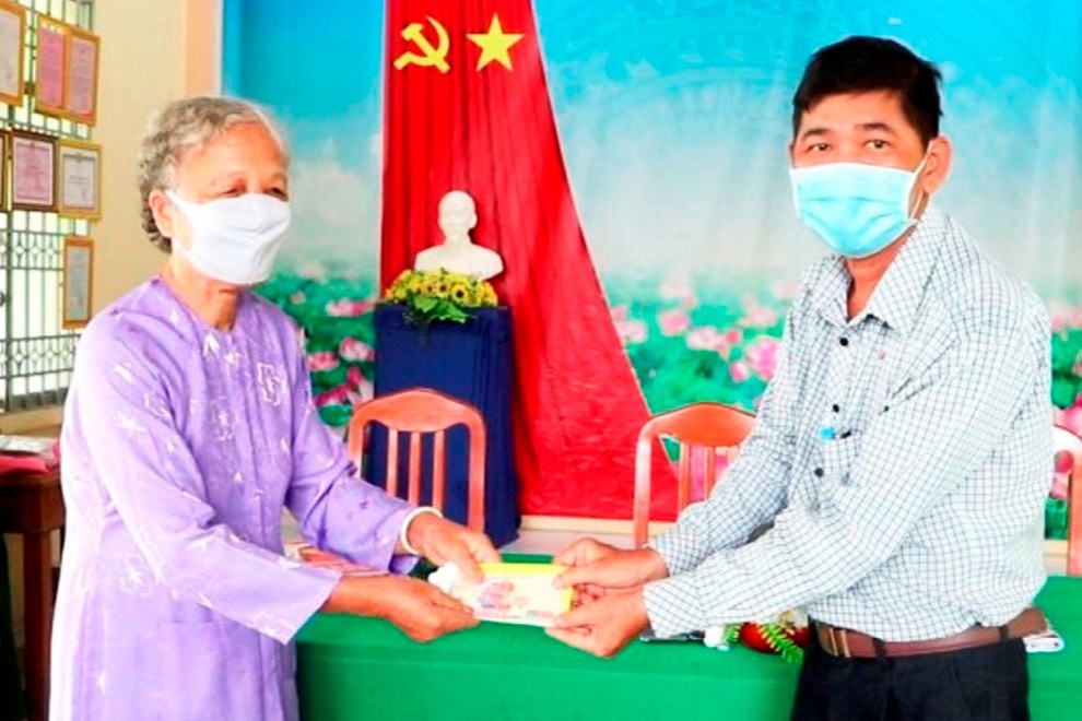 Cụ già 100 tuổi dùng tiền mừng thọ ủng hộ Quỹ vắc xin phòng Covid-19 - 2 Cụ già 100 tuổi dùng tiền mừng thọ ủng hộ Quỹ vắc xin phòng Covid-19 - 2