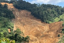 Vụ quả đồi đổ ập giữa trời nắng: Diễn biến xấu, tạm dừng tìm kiếm 3 người