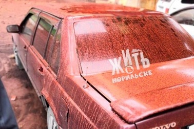 Mưa màu đỏ xuất hiện tại Nga