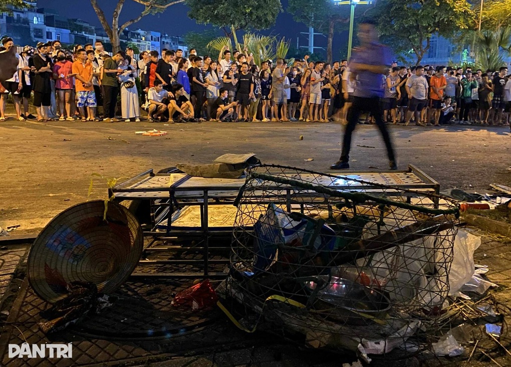 Hà Nội: Ô tô tông liên hoàn 2 xe con và 1 xe máy, 1 người tử vong - 4 Hà Nội: Ô tô tông liên hoàn 2 xe con và 1 xe máy, 1 người tử vong - 4