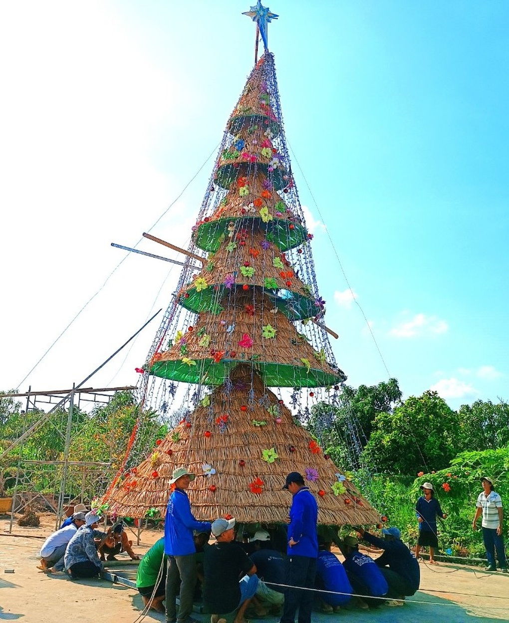 Nhà thờ gần sông cái, nơi gà gáy 3 tỉnh đều nghe rực rỡ đón Giáng sinh - 7 Nhà thờ gần sông cái, nơi gà gáy 3 tỉnh đều nghe rực rỡ đón Giáng sinh - 7
