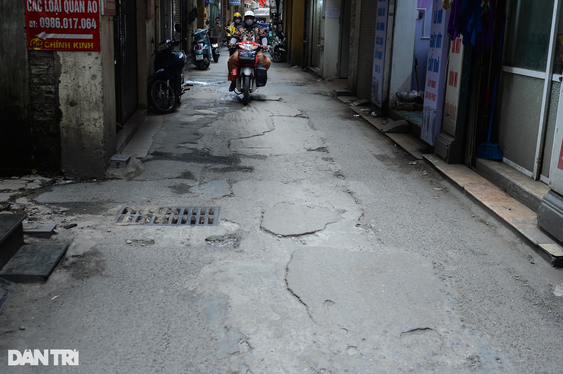 Phố Chính Kinh xuống cấp, người dân dùng chăn, quần áo vá ổ gà - 4 Phố Chính Kinh xuống cấp, người dân dùng chăn, quần áo vá ổ gà - 4