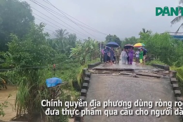 Dùng ròng rọc cung cấp thực phẩm cho người dân bị cô lập do sập cầu