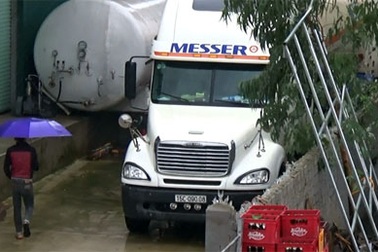 Đột nhập kho "bom khí" ẩn mình giữa khu dân cư