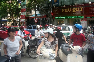 Đường phố kẹt cứng vì dòng người rồng rắn đi mua vàng